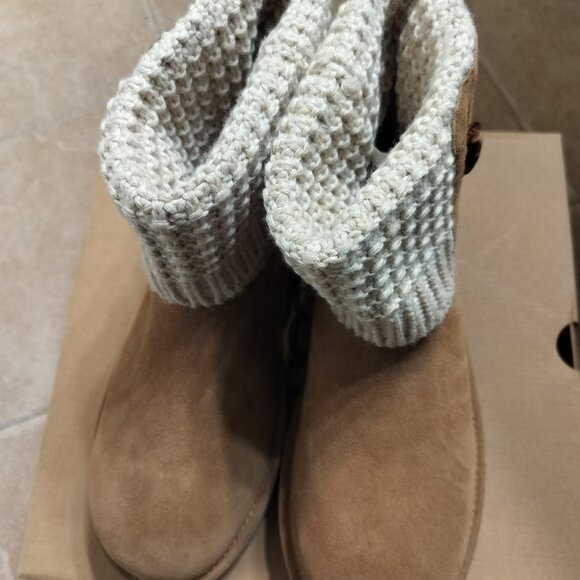 Ugg Mini Classic Boot - Picture 2 of 2